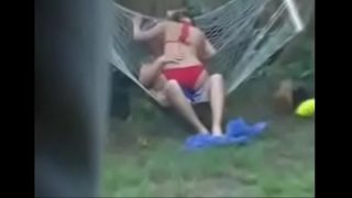 Ce garçon filme sa soeur qui se fait démonter sa chatounette par son petit-ami dans le jardin
