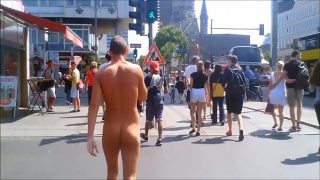 La caméra cachée de ce voyeur enregistre ce mec qui se met à nu dans les rues sans aucune crainte de se faire arrêter